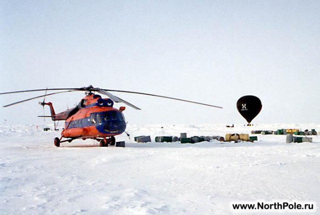 северный полюс : на льдине - вертолет и воздушный шар