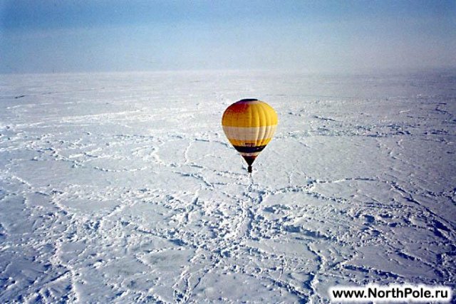 северный полюс : воздушный шар над Арктикой. Съемка из вертолета