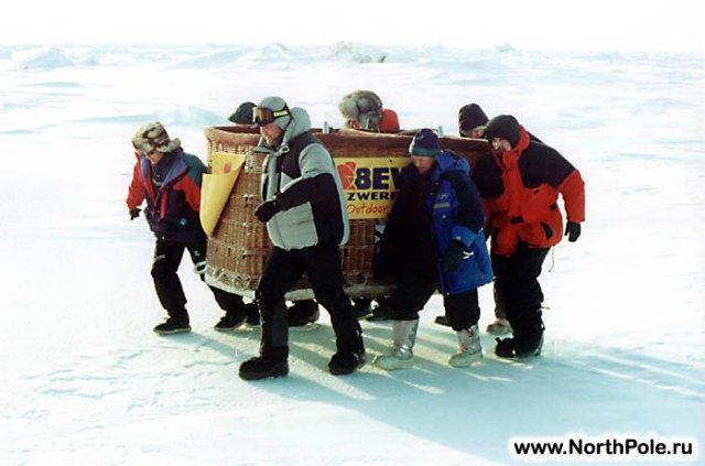 северный полюс : после приземления все участники тащат корзину в вертолет