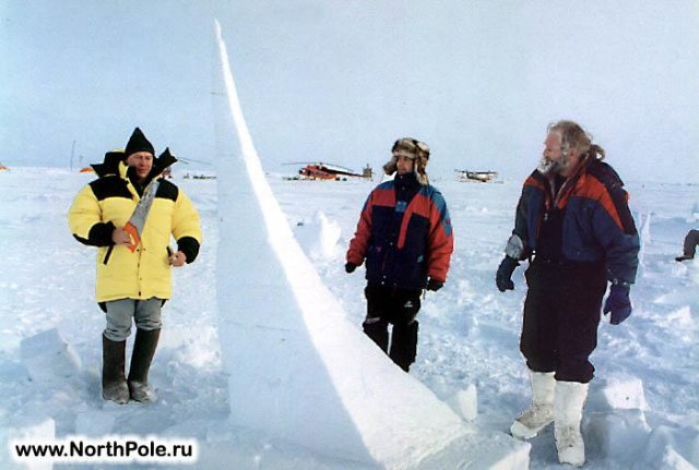 северный полюс : скульптура из снега на ледовой базе