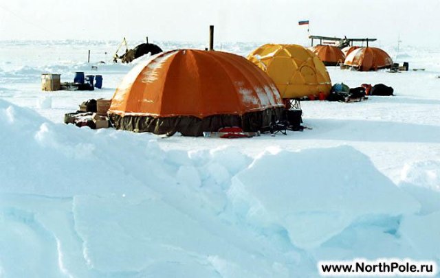 северный полюс : ледовая база. В таких палатках живут на льдине