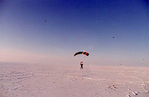 парашютисты над Северным полюсом